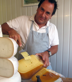 gouda-holanda-servindo-queijo
