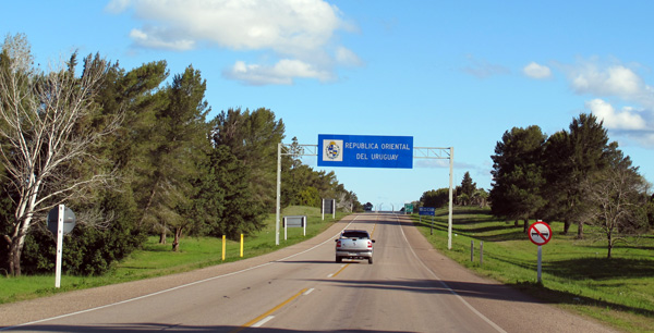 uruguai-estrada-de-carro