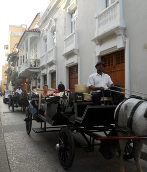 cartagena-carruagem-rua-movimento