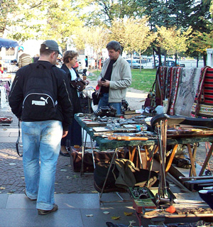 sofia-bulgaria-feira-de-rua-esq